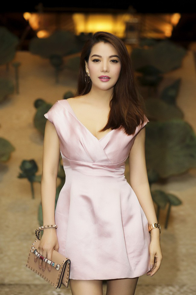 Nhin guong mat cua MC Minh Ha va loat sao Viet nay cu dan mang tu hoi day la ai