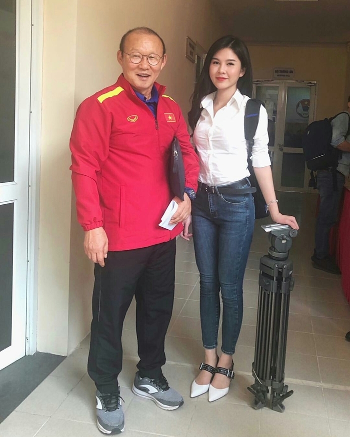Nữ MC thể thao nổi bần bật trên hàng loạt báo Hàn sau mùa giải AFF
