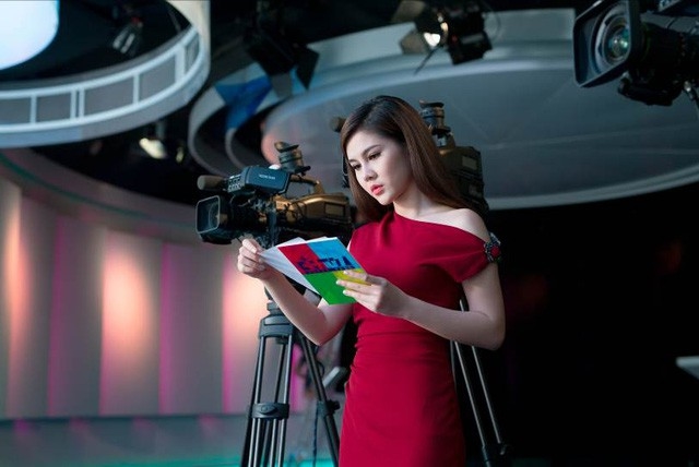 Nữ MC thể thao nổi bần bật trên hàng loạt báo Hàn sau mùa giải AFF