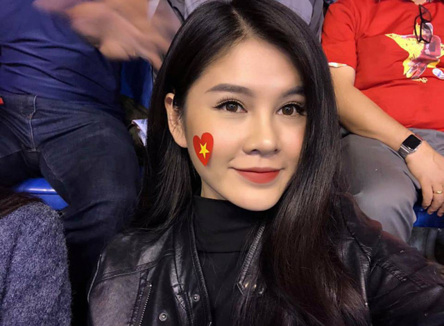 Nữ MC thể thao nổi bần bật trên hàng loạt báo Hàn sau mùa giải AFF