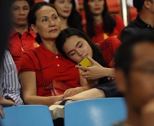  Hội bạn gái cầu thủ Việt thi nhau nổi bần bật trên khán đài