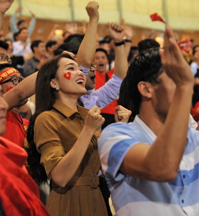  Hội bạn gái cầu thủ Việt thi nhau nổi bần bật trên khán đài