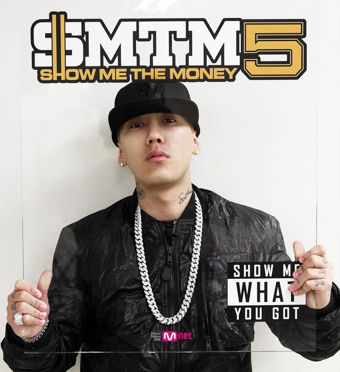 Rapper Dok2 tặng nhẫn kim cương cho fan tại concert của mình