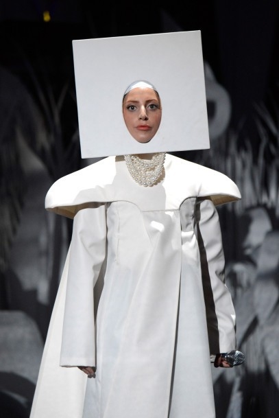 Sao ánh hào quang của Lady Gaga là ám ảnh bị cưỡng hiếp và bệnh tật