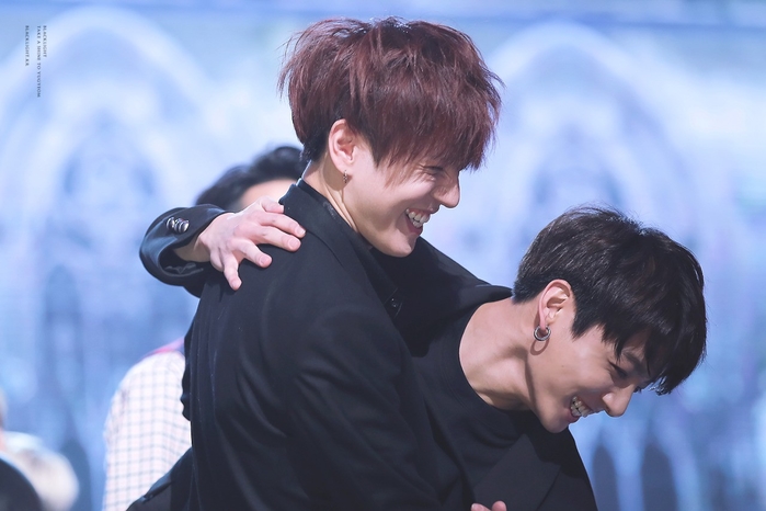 Sẽ ra sao khi các nam thần Kpop đứng chung trong một khung hình?