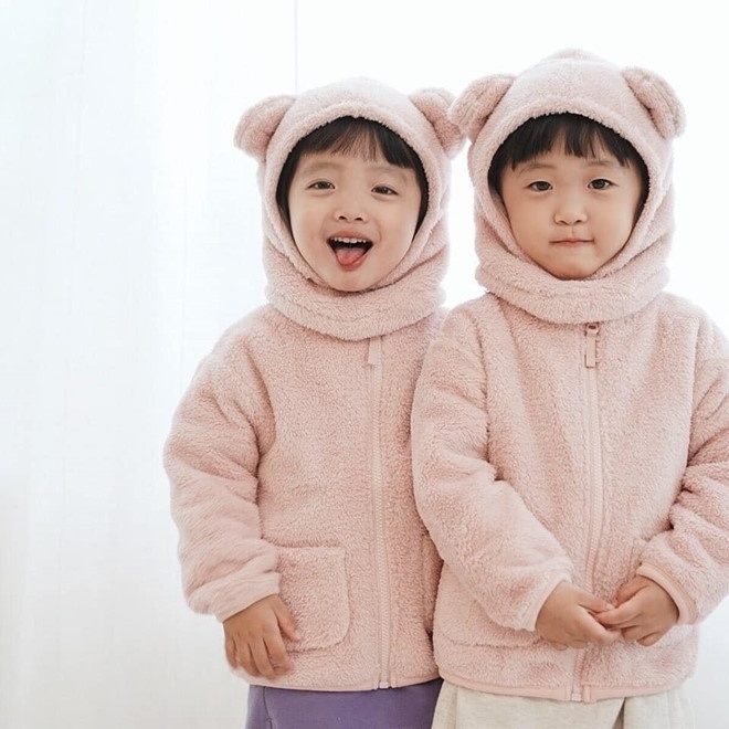 Tan chảy trước cặp song sinh Hàn Quốc nổi tiếng vì điều àny