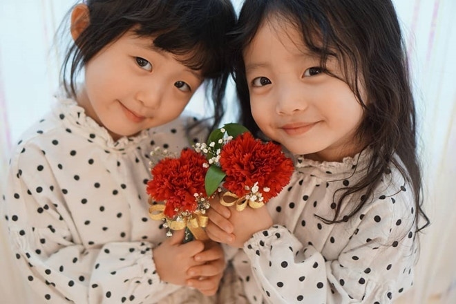 Tan chảy trước cặp song sinh Hàn Quốc nổi tiếng vì điều àny