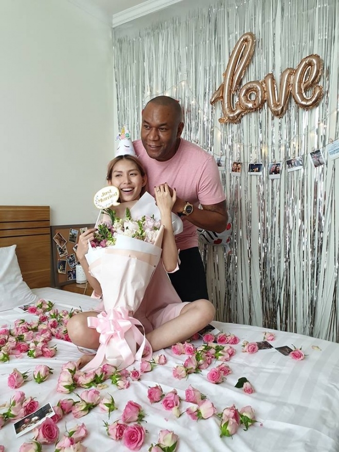 Thùy Dương Next Top được bạn trai tây cầu hôn ở tiệc sinh nhật