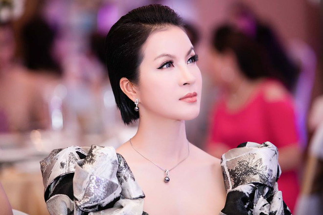 Trào lưu của quý bà thời nay: U50 vẫn trẻ trung gợi cảm hút mắt