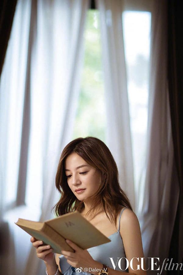 Triệu Vy lọt top mỹ nhân không tuổi chỉ với 3 bức ảnh hậu trường
