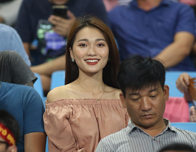 Trở về từ AFF CUP 2018: Bạn gái Phan Văn Đức và Quang Hải chiếm sóng?