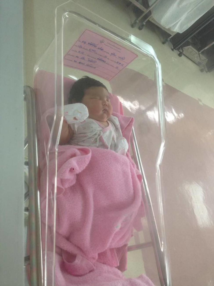 Ngắm vẻ đáng yêu, bụ bẫm của em bé sơ sinh đẻ thường nặng tới 5,2kg