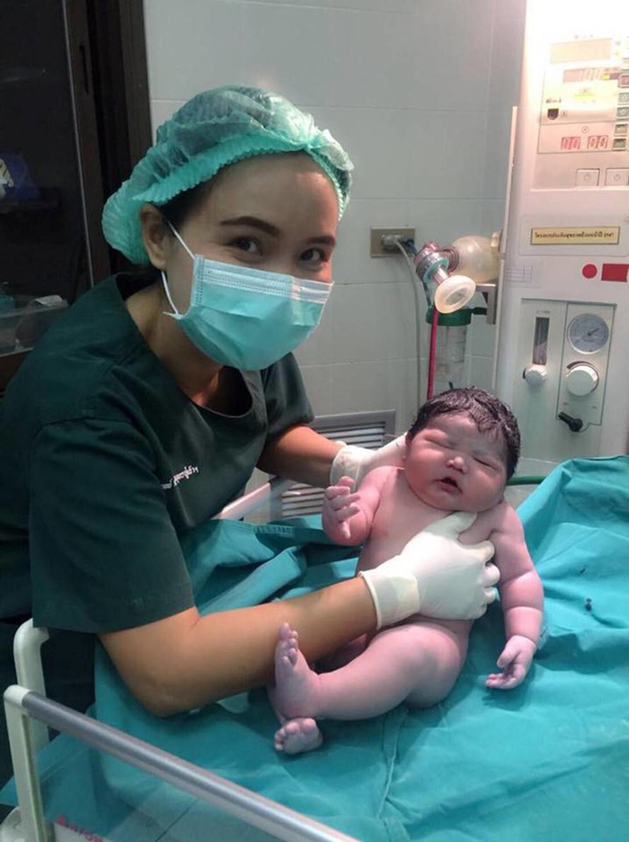 Ngắm vẻ đáng yêu, bụ bẫm của em bé sơ sinh đẻ thường nặng tới 5,2kg
