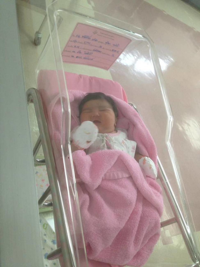 Ngắm vẻ đáng yêu, bụ bẫm của em bé sơ sinh đẻ thường nặng tới 5,2kg