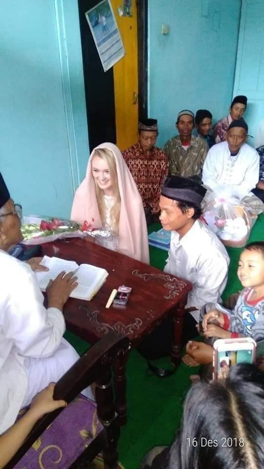 Cặp đôi đũa lệch khiến cộng đồng mạng dậy sóng trong ngày cưới