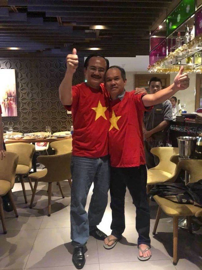 Xúc động trước hình ảnh bầu Đức lặng lẽ ăn mừng Việt Nam chiến thắng