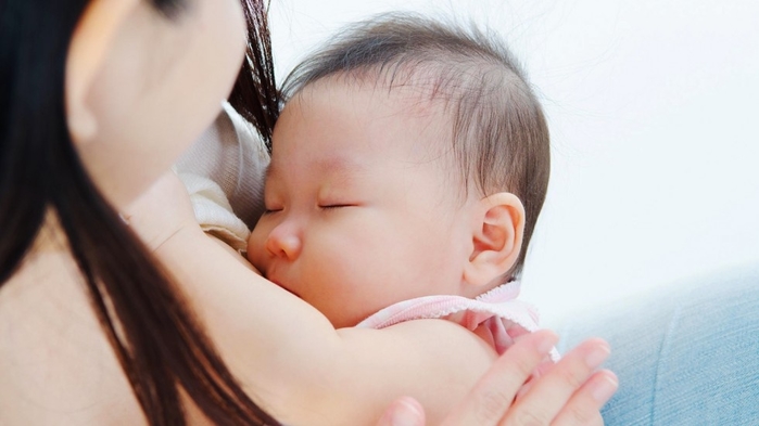 Bé ngủ khi đang bú mẹ có ảnh hưởng đến sức khỏe không?