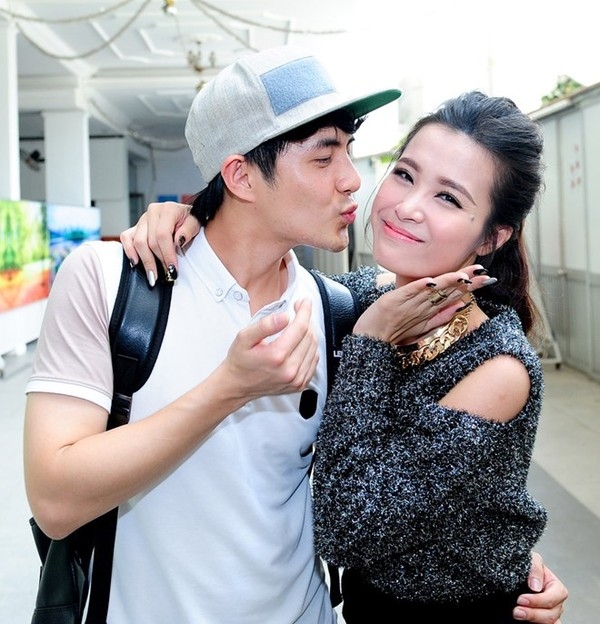 Đông Nhi mừng sinh nhật Ông Cao Thắng bằng ly trà sữa