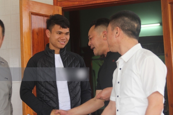 4 cầu thủ Việt khiến nhiều NHM xúc động khi xây nhà cho bố mẹ