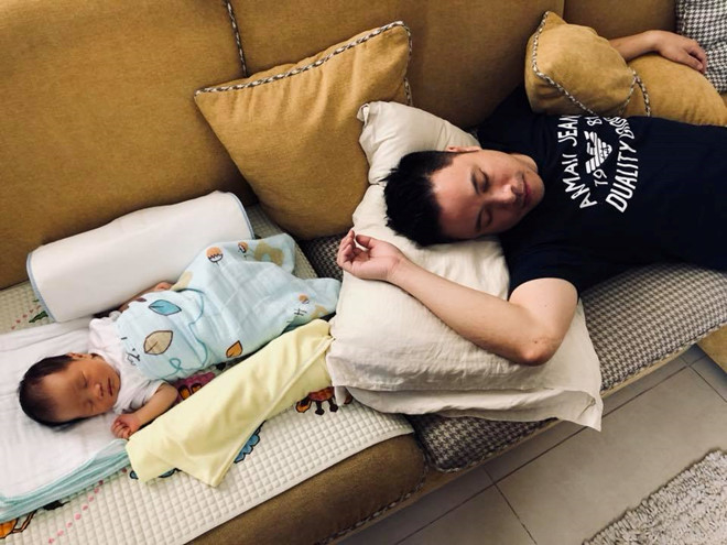 Khoảnh khắc tình cảm nhất của bố con nhà sao Việt khi ngủ