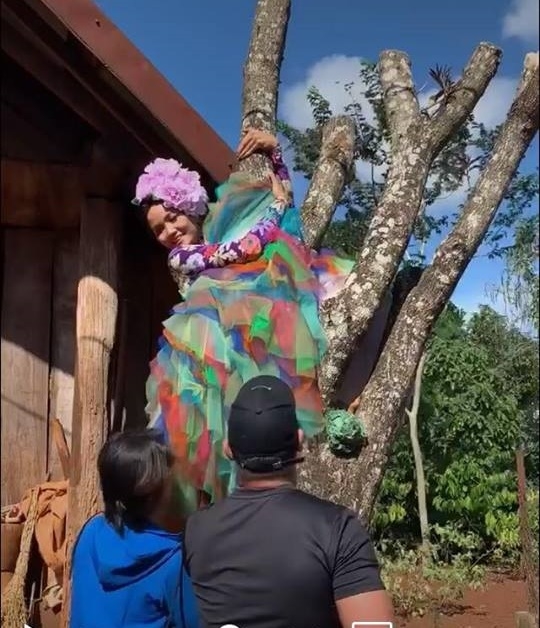 Trời ơi tin được không! H'Hen Niê có màn leo cây không thể bá đạo hơn