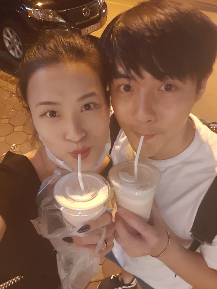Đông Nhi mừng sinh nhật Ông Cao Thắng bằng ly trà sữa
