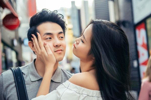 Đông Nhi mừng sinh nhật Ông Cao Thắng bằng ly trà sữa