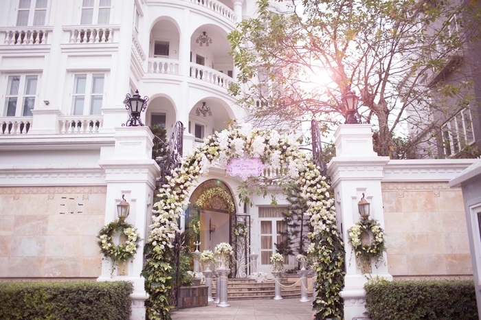 Á hậu Tú Anh khoe nhà tiền tỷ cạnh bờ sông đẹp như quán cafe