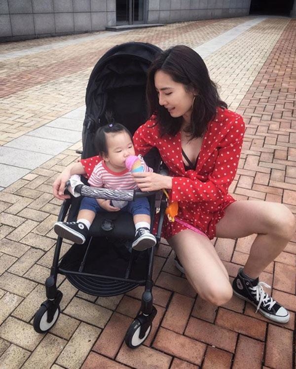 Ai bảo nuôi con bằng sữa mẹ sẽ thành mẹ xề, hãy nhìn tấm gương này
