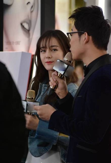 Ảnh chụp lén chứng thực Địch Lệ Nhiệt Ba sở hữu nhan sắc nữ thần