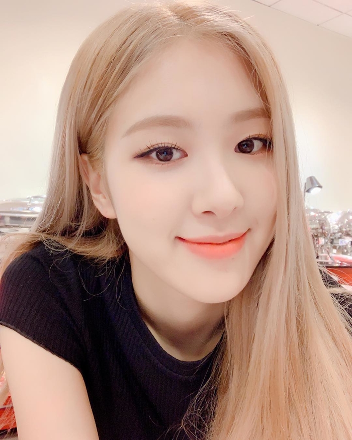 Ảnh hot sao Hàn: Nancy đẹp ma mị, Hyo Min khoe đôi chân cực phẩm