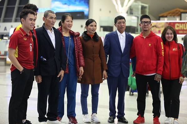 Ánh mắt như thay lời muốn nói của mẹ Đoàn Văn Hậu