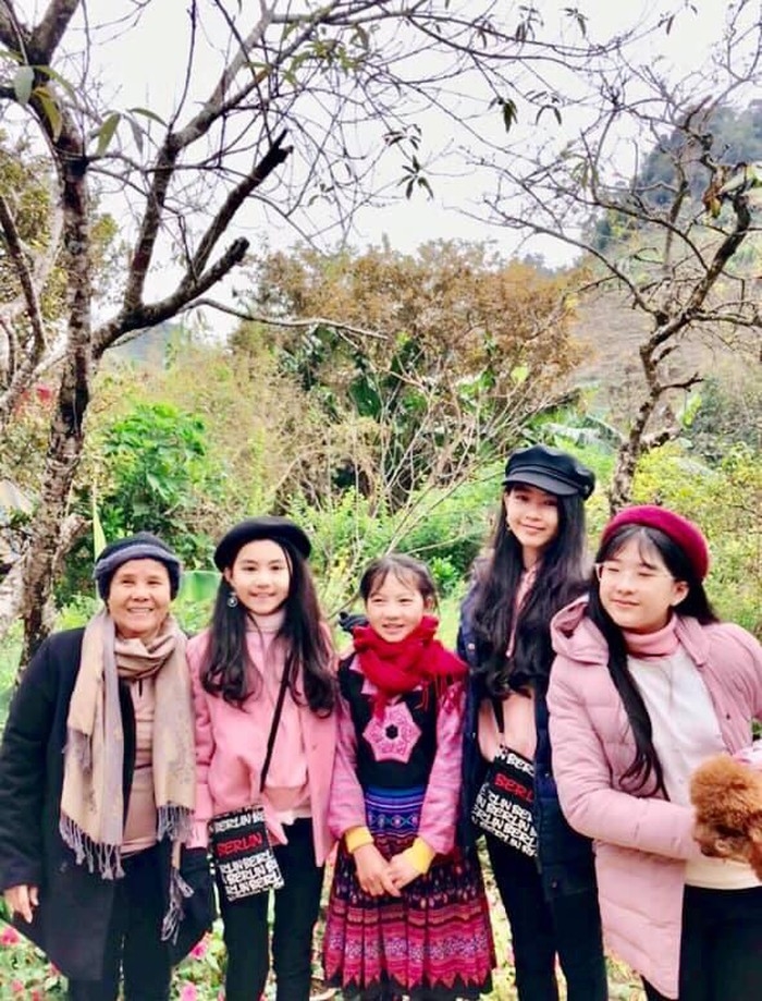 MC Quyền Linh khoe ảnh du lịch, ai cũng chú ý đến 2 cô con gái