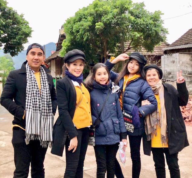 MC Quyền Linh khoe ảnh du lịch, ai cũng chú ý đến 2 cô con gái