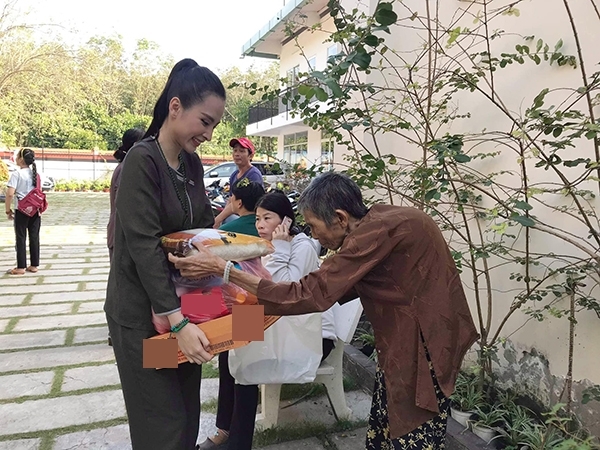 Bảo Anh - Hồ Quang Hiếu hội ngộ, Xìn Ri “chơi lớn” với set đồ 4 tỷ
