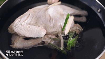 Bật mí cho các chị em nội trợ cách luộc gà ngon, vàng óng