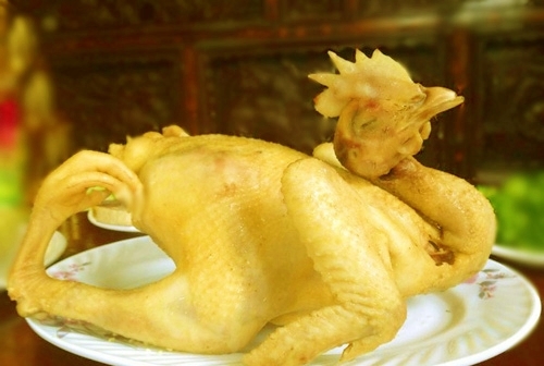Bật mí cho các chị em nội trợ cách luộc gà ngon, vàng óng