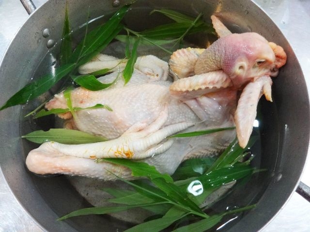 Bật mí cho các chị em nội trợ cách luộc gà ngon, vàng óng