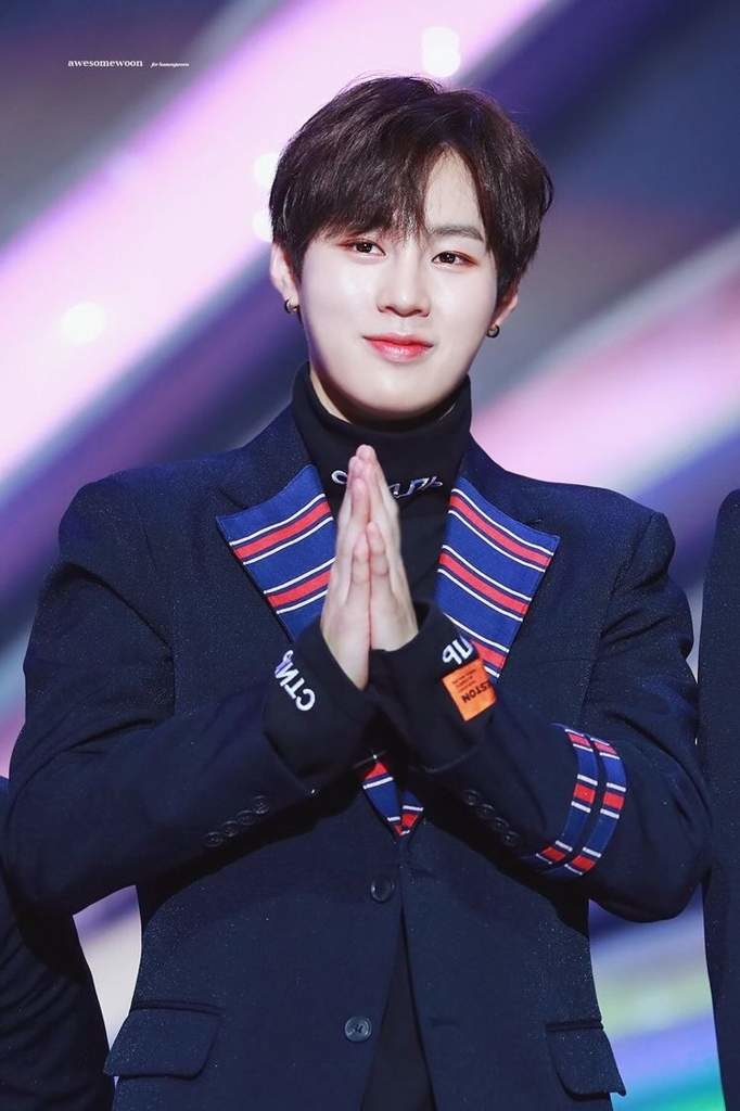 Bất ngờ trước top 10 thần tượng Kpop được bàn tán nhiều nhất năm 2018!