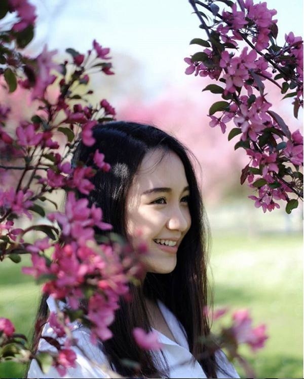 Bất ngờ với cặp chị em người Lào gốc Việt sở hữu nhan sắc cực xinh đẹp