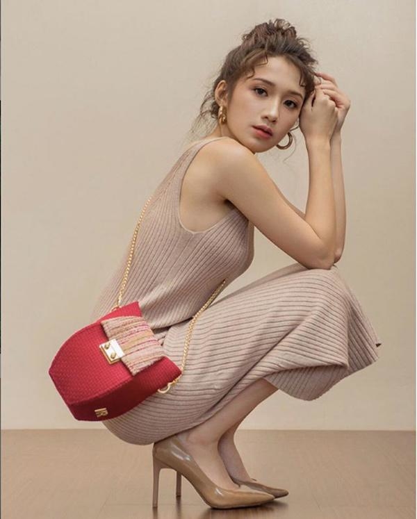 Bất ngờ với cặp chị em người Lào gốc Việt sở hữu nhan sắc cực xinh đẹp