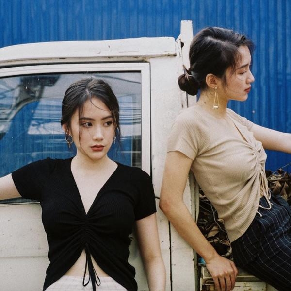 Bất ngờ với cặp chị em người Lào gốc Việt sở hữu nhan sắc cực xinh đẹp