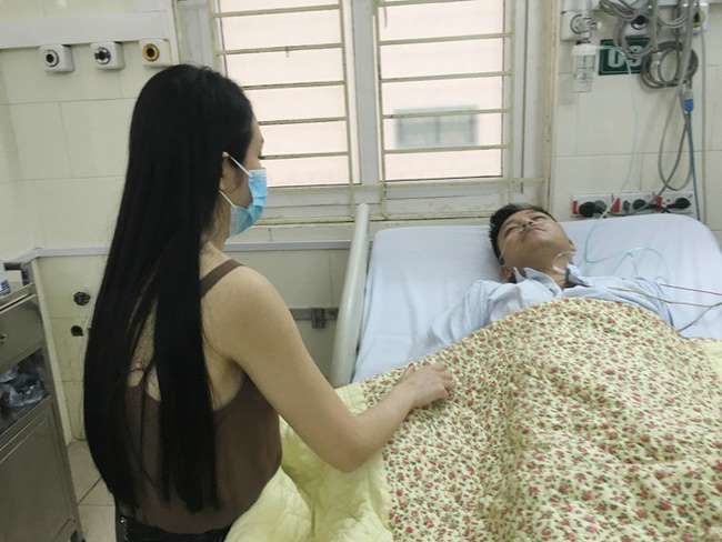 Tuấn Hưng gặp sự cố: Đang hát thì xin vào sân khấu vì bị đau bụng!