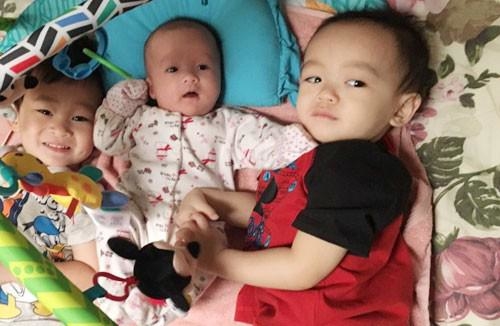“Bé Xuân Mai” lần đầu khoe ảnh cận mặt nhóc tì thứ 3 giống hệt mẹ