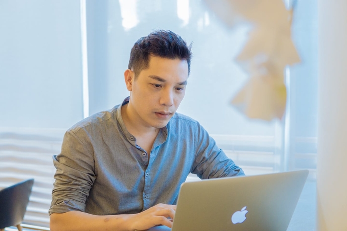Tác giả ca khúc đình đám Việt Nam ơi gây sốt CĐM là ai?