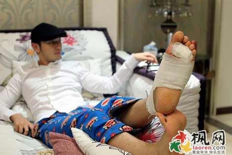 Bị soi đi giày độn tăng chiều cao, Huỳnh Hiểu Minh khiến CĐM xót xa