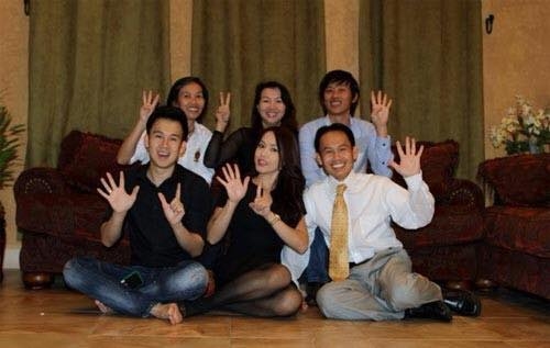 Bố mẹ Hoài Linh hội ngộ khá đông đủ tại Việt Nam