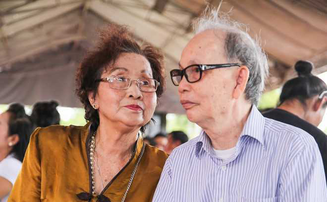 Bố mẹ Hoài Linh hội ngộ khá đông đủ tại Việt Nam