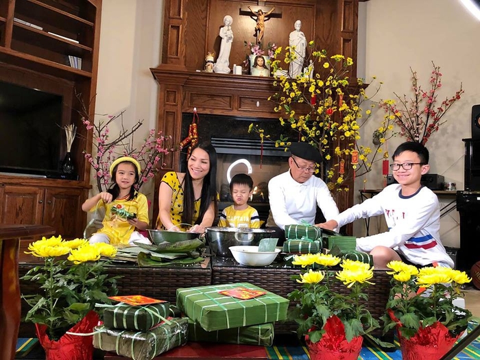 Bố mẹ Hoài Linh về Việt Nam thăm con trai, Cường - Đàm làm lễ ăn hỏi