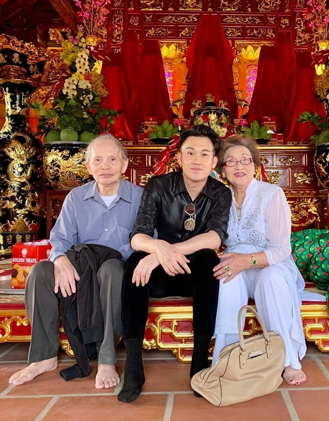Bố mẹ Hoài Linh về Việt Nam thăm con trai, Cường - Đàm làm lễ ăn hỏi